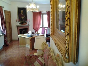 House | Reception - Majestic Castle in Rosello With Swimming Pool (Rosello)