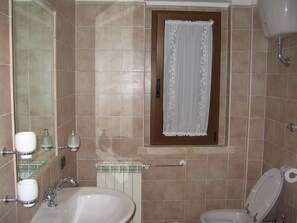 House | Bathroom | Shower, towels - Majestic Castle in Rosello With Swimming Pool (Rosello)