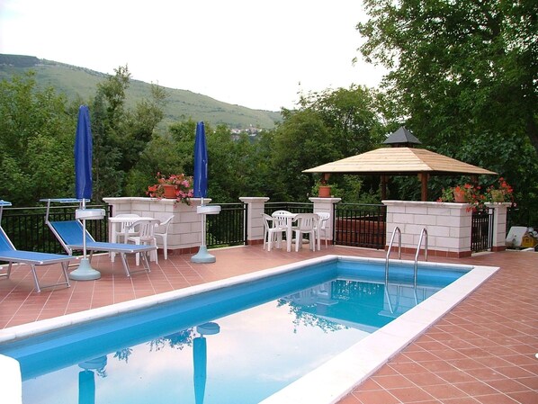 Outdoor pool - Majestic Castle in Rosello With Swimming Pool (Rosello)
