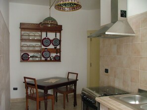 House | Private kitchen | Fridge, oven - Majestic Castle in Rosello With Swimming Pool (Rosello)
