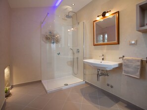 Villa | Bathroom | Shower, towels