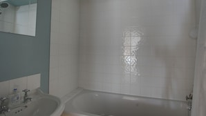 Ferienhaus | Badezimmer | Duschwanne, Handtücher