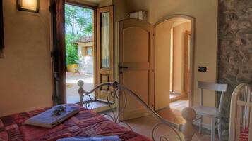 2 habitaciones, muebles diferentes y ropa de cama