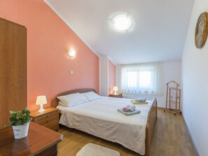 House | 2 bedrooms, individually furnished, bed sheets - Heritage House in Orihi With an Elegant Garden (Barban)