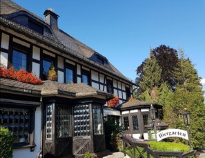 A traditional half-timbered building with a sign reading "Biergarten". - Ferienwohnung in Wehrstapel (Meschede)