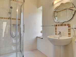 Apartment | Bathroom | Shower, towels - Charming Apartment in Bampton with Hot Tub (Tiverton)