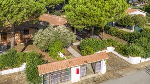 A residential area with houses surrounded by lush greenery and trees. - Villa Escape Near Orbetello Beach (Orbetello)