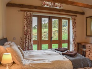 3 bedrooms, free WiFi, bed sheets, wheelchair access