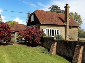 Exterior - Snug, traditional and romantic perfect for that weekend getaway. (Icklesham)
