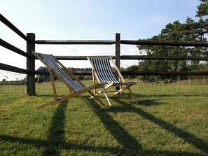 Property grounds - Snug, traditional and romantic perfect for that weekend getaway. (Icklesham)