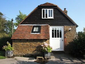 Exterior detail - Snug, traditional and romantic perfect for that weekend getaway. (Icklesham)