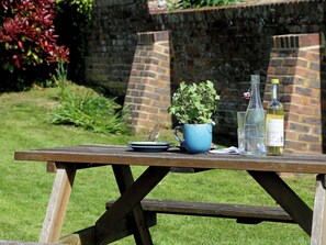 Outdoor dining - Snug, traditional and romantic perfect for that weekend getaway. (Icklesham)