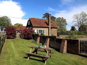 Outdoor dining - Snug, traditional and romantic perfect for that weekend getaway. (Icklesham)