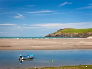 Beach - Spacious Holiday Home in Rosebush With Garden (Clynderwen)