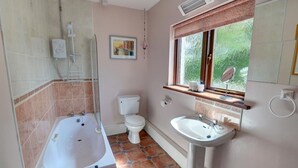 Bathroom - Spacious Holiday Home in Rosebush With Garden (Clynderwen)