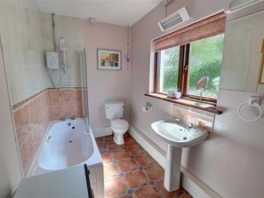 Combined shower/bathtub - Spacious Holiday Home in Rosebush With Garden (Clynderwen)