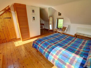 2 bedrooms, individually furnished, bed sheets - Spacious Holiday Home in Rosebush With Garden (Clynderwen)