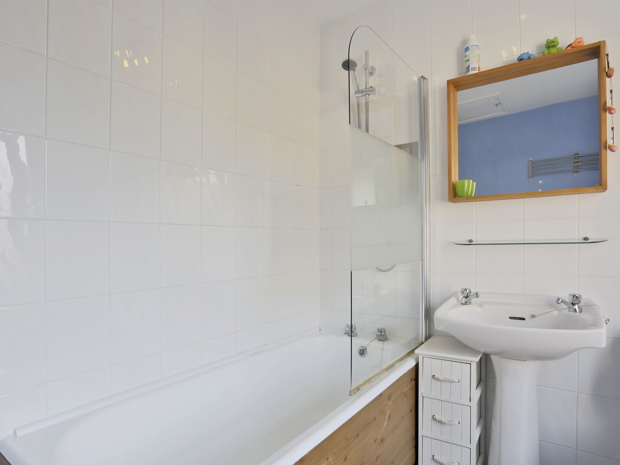 Kombinasi shower/bathtub dan handuk