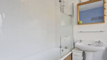 Kombinasi shower/bathtub dan handuk