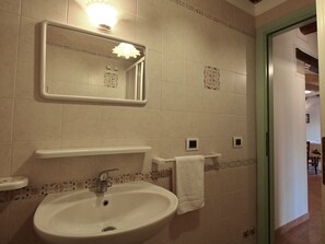 House | Bathroom | Shower, towels