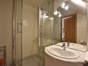 Apartment | Bathroom | Shower - Homely Apartment in Kühlungsborn With Garden (Kuehlungsborn)