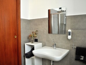 House | Bathroom | Shower, towels