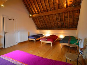 3 bedrooms, individually furnished, bed sheets - Gesves Castle Grounds Retreat (Gesves)