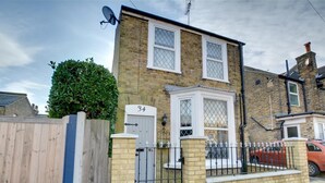 Exterior - Bright Holiday Home in Broadstairs With Garden (Broadstairs)