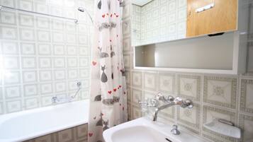 Apartment | Bathroom | Combined shower/tub