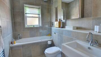Apartment | Bathroom | Combined shower/bathtub, towels