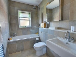 Apartment | Bathroom | Combined shower/bathtub, towels - Modern Apartment in Deal Kent With Parking (Deal)