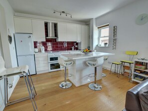 Apartment | Private kitchen | Fridge, microwave, oven - Modern Apartment in Deal Kent With Parking (Deal)