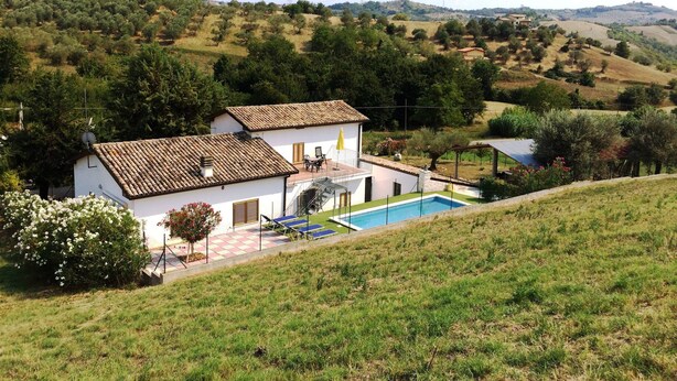 A villa with a swimming pool, surrounded by lush greenery and hills. - Holiday Home Picciano Near Medieval Towns (Picciano)