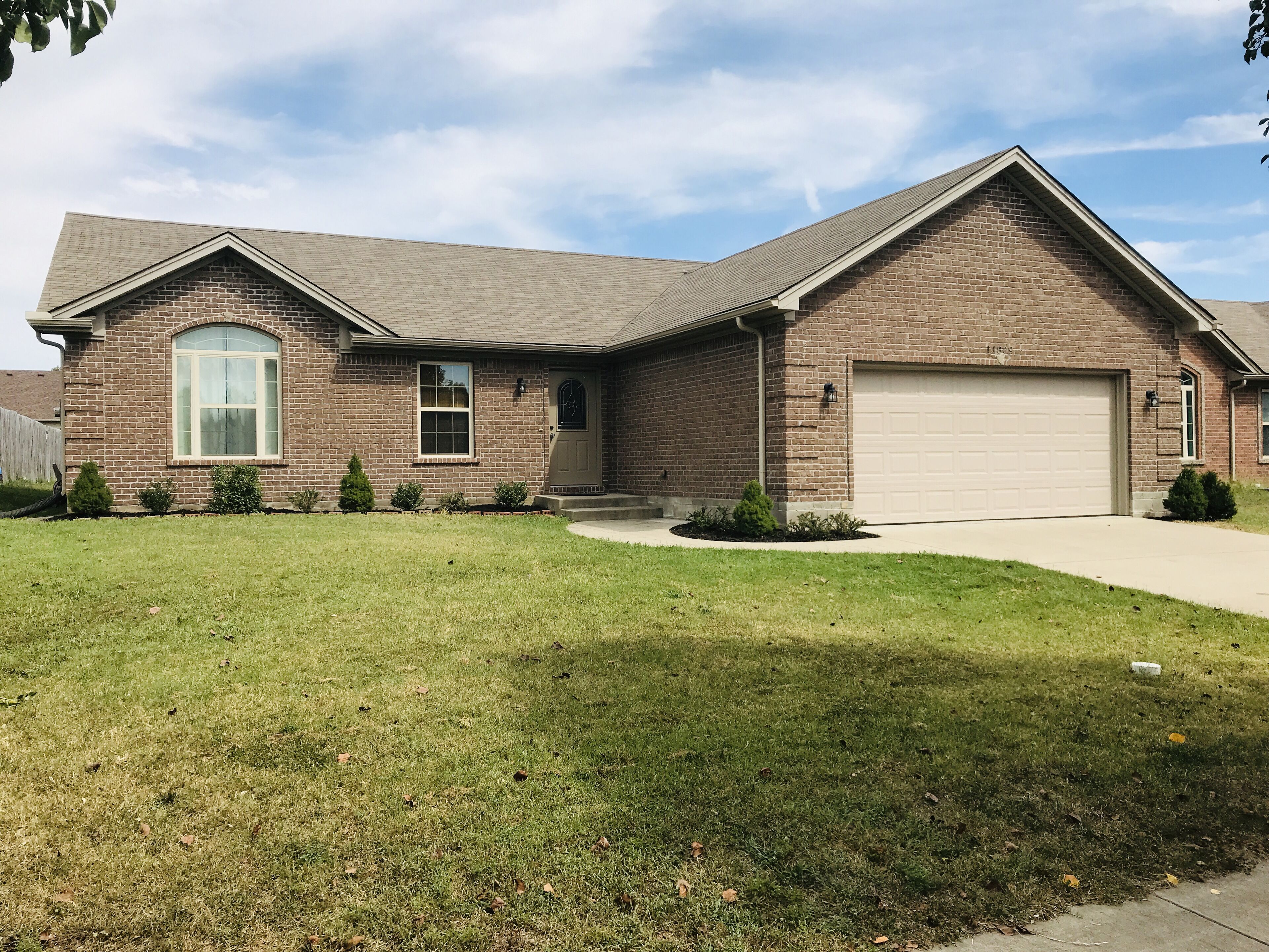 Spacious 3 BR Ranch House W/Patio Yard in a quiet Suburb 
