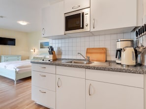 Kühlschrank, Mikrowelle, Wasserkocher mit Kaffee-/Teezubehör, Toaster