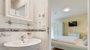 Shower, towels - Bubbly Apartment in Warnemünde near Beach (Rostock)