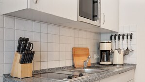 Coffee/tea maker, fridge, microwave, toaster - Bubbly Apartment in Warnemünde near Beach (Rostock)