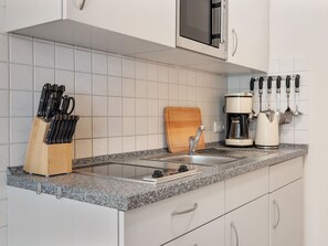 Wasserkocher mit Kaffee-/Teezubehör, Kühlschrank, Mikrowelle, Toaster