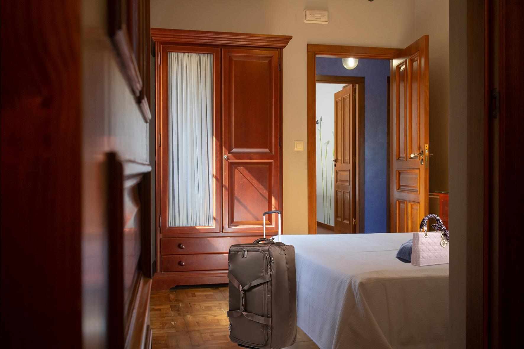 4 habitaciones, tabla de planchar con plancha y cuna de viaje 