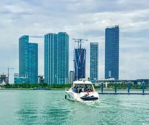 Exterior - 58' Luxury Yacht for Rent in Miami (Miami)