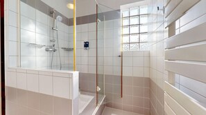 Badekar, hårføner, håndklær og såpe
