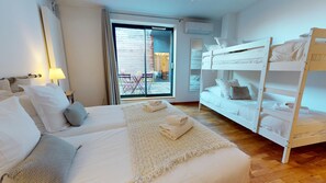4 Schlafzimmer, Zimmersafe, Schreibtisch, Bügeleisen/Bügelbrett