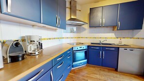 Frigorífico, microondas, horno y placa de cocina