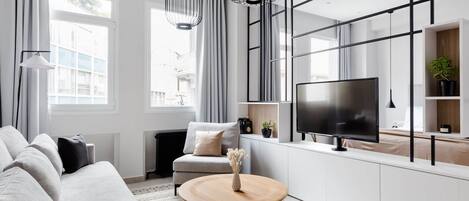 Flachbildfernseher, Netflix, Bücher, Streaming-Dienste