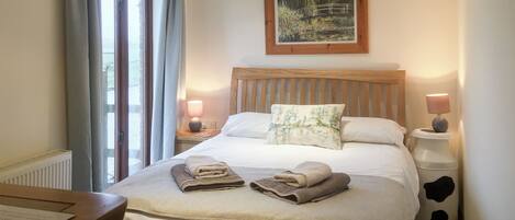 2 室のベッドルーム、WiFi (無料)、ベッドシーツ