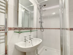 Combined shower/tub - Modern Holiday Home in Bowness-on-windermere Near Lake (Windermere)
