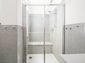 Apartment | Bathroom - Modern Apartment in Genova Near Christopher Columbus House (Genoa)