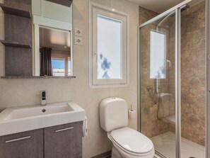 Mobile Home | Bathroom | Shower, towels