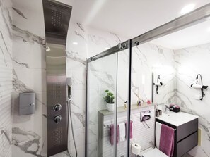 Shower, hair dryer, bidet, towels - Flat Rose Garden Sea View (Portimão)