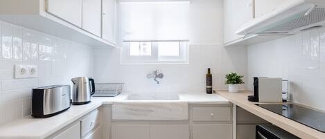 Kylskåp, espressobryggare, kaffe- och tebryggare och brödrost